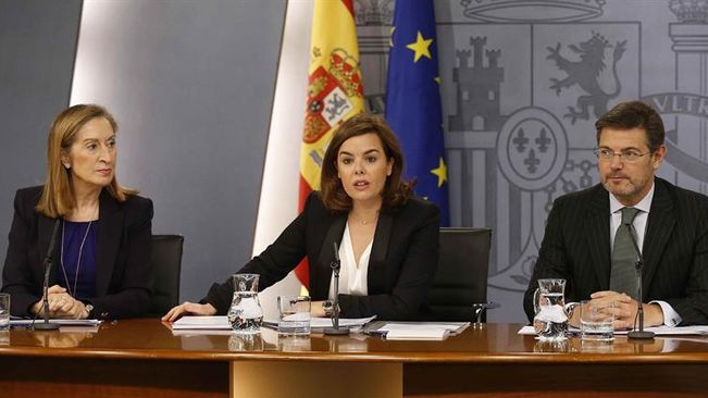 De izquierda a derecha, la ministra Pastor, la vicepresidenta Sáenz de Santamaria y el ministro Rafael Catalá