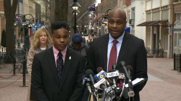 Martese Johnson con su abogado