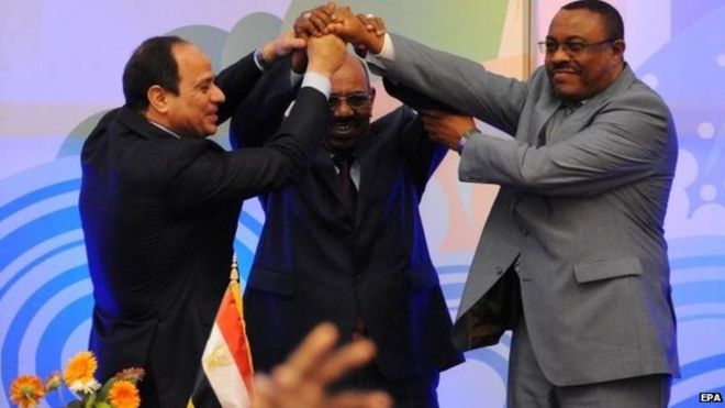 De izquierda a derecha los presidentes de Egipto, As Sisi, de Sudán, Al Bashir y de Etiopía, Desalegn.