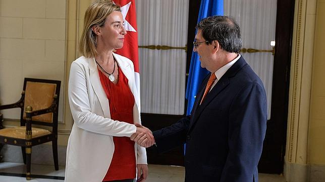 Federica Mogherini con el ministro de Exteriores cubano, Bruno Rodríguez