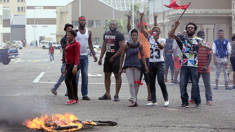 Miles de personas se manifiestan en Sudáfrica contra nuevos actos de racismo