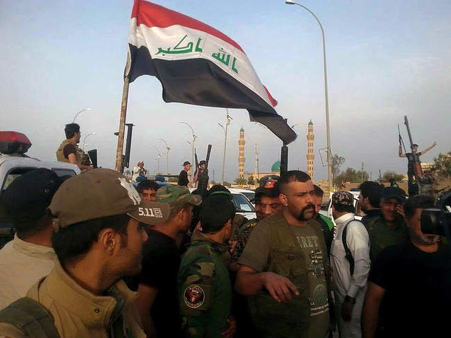 Miembros de las fuerzas de seguridad y milicianos se congregan en el centro de Ramadi antes de atacar