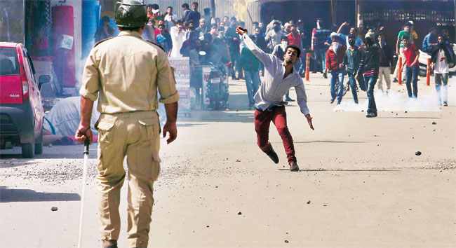 Manifestantes y policías en Cachemira