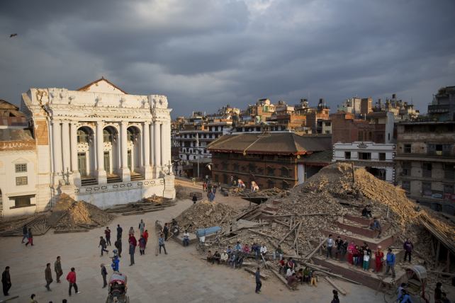 Más de 3.800 muertos por terremoto en Nepal, comienza éxodo de supervivientes