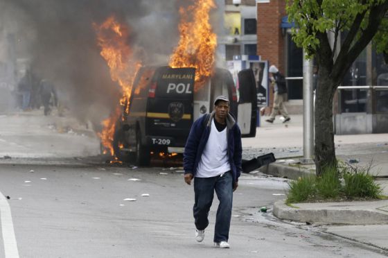 Despliegan guardia nacional y declaran toque de queda en Baltimore por fuertes disturbios