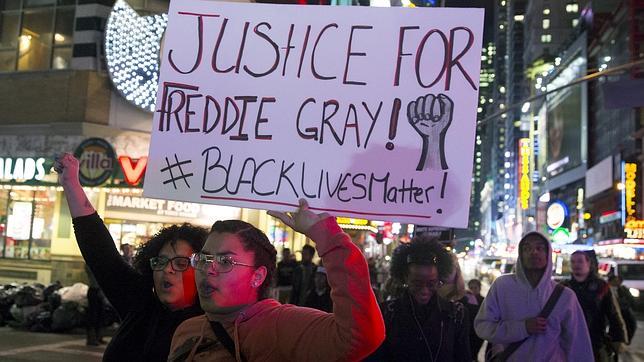 Manifestantes pidiendo justicia para Freddie Gray