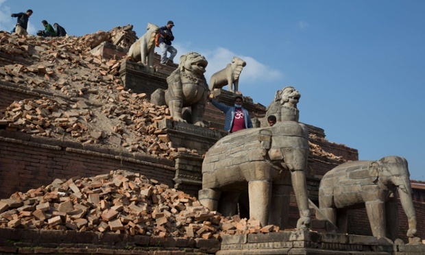 El templo de Bhaktapur, medio destruido El templo de Bhaktapur, medio destruido