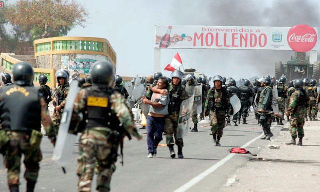 Manifestantes y policías en Mollendo, Perú