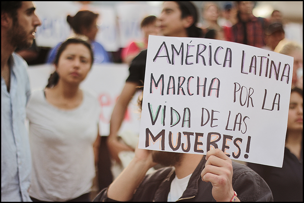 Un manifestante en México protesta contra los asesinatos de mujeres