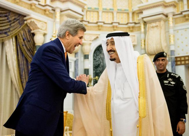 John Kerry-a la izquierda-y el rey Salman.