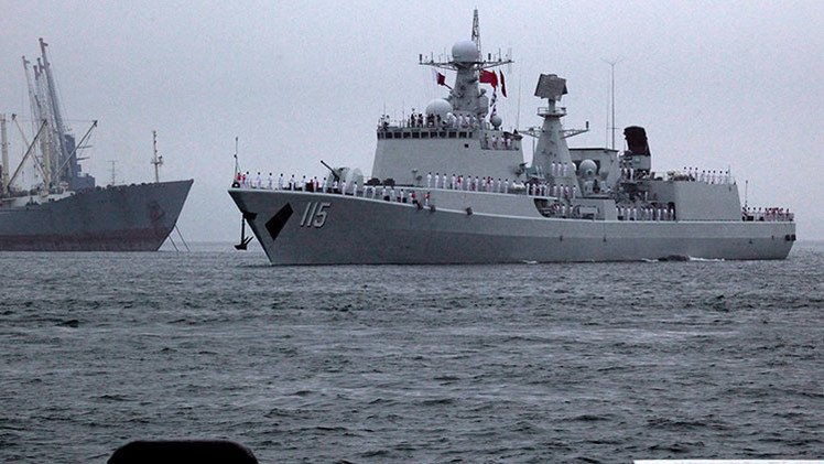 Barcos de guerra rusos y chinos se reúnen en alta mar