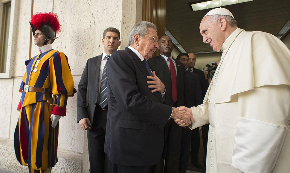 Raúl Castro-al centro-y el papa-a la derecha-. Raúl Castro-al centro-y el papa-a la derecha-.