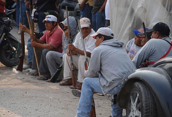 Milicianos en Chilapa, México