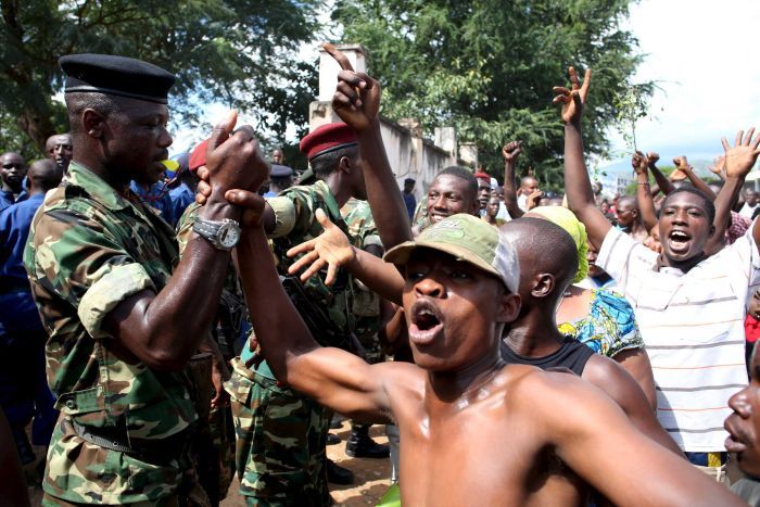 La gente felicita a los soldados en Burundi