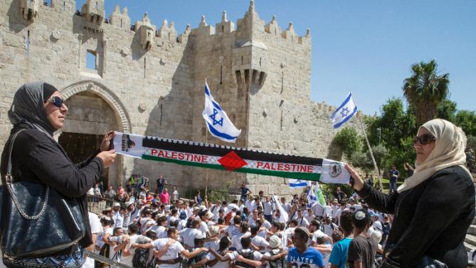 Manifestantes israelíes y palestinos en Jerusalén