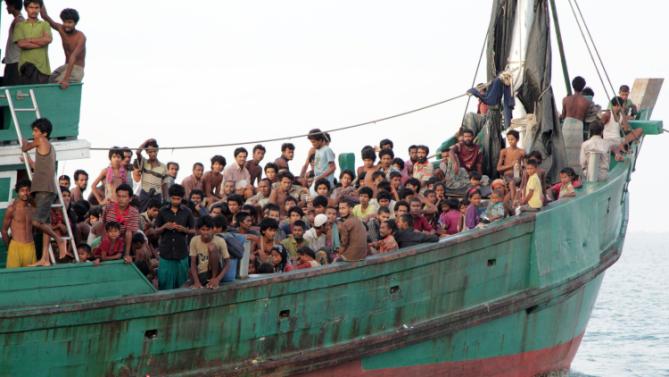 Inmigrantes esperan en un barco frente a las costas de Aceh, en Indonesia