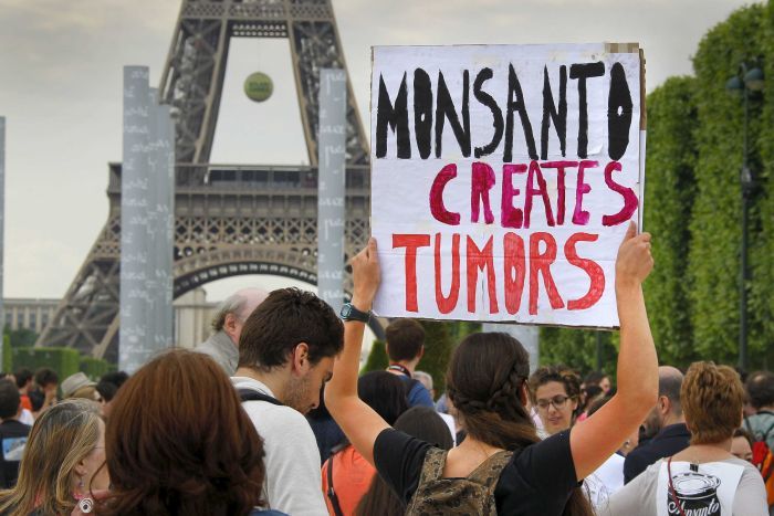 Manifestantes contra Monsanto en París