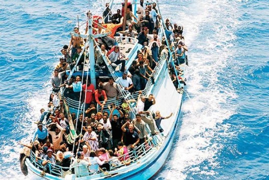 Una barca con emigrantes en el Mediterráneo