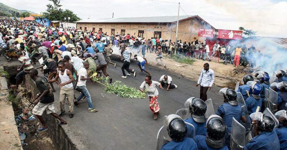 Manifestantes y policías en Burundi