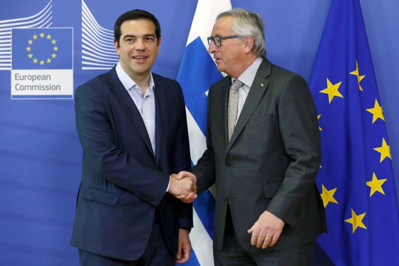 Tsipras-a la izquierda-y Juncker-.