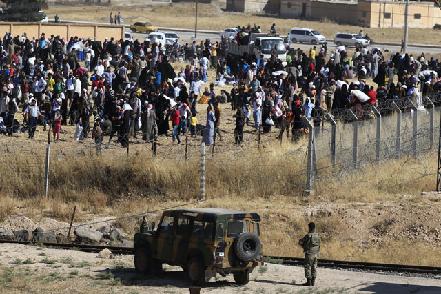 Miles de refugiados sirios en la frontera con Turquía