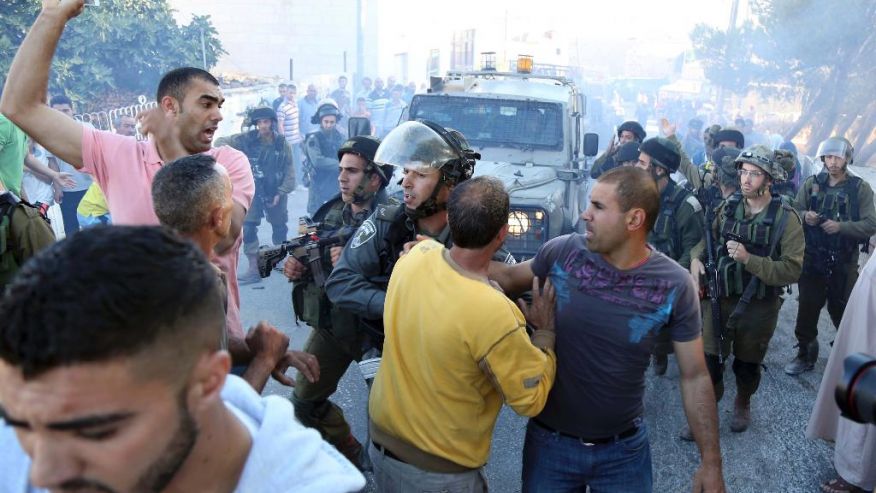 Soldados israelíes y manifestantes palestinos