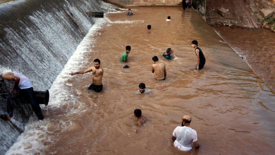 Pakistaníes refrescándose cerca de Islamabad