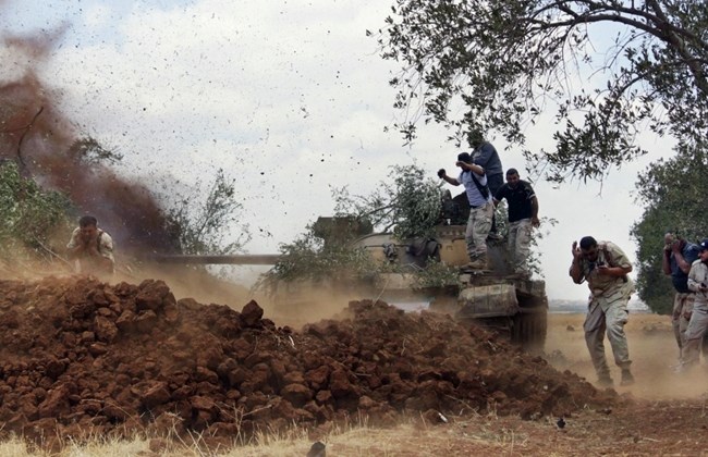 Milicianos de Al Qaida-an Nusra-luchan cerca de Deraa