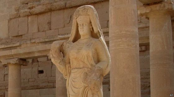 Estatua de una diosa en Hatra Estatua de una diosa en Hatra