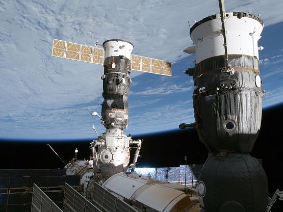 La nave Progress acoplada a la estación espacial internacional