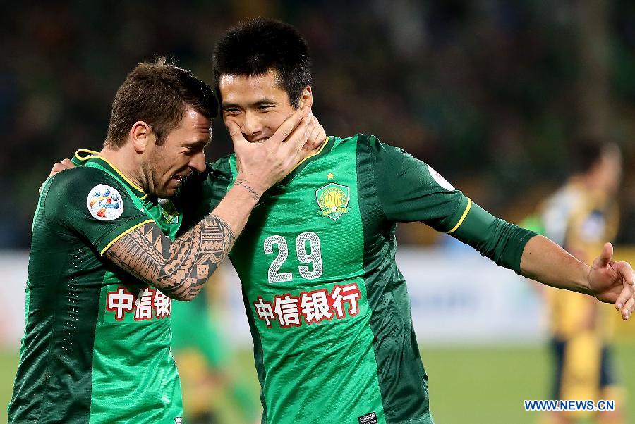 Los jugadores del Beijing Guo'an, Darko Matic-izquierda-y Shiao Jiayi celebran un gol