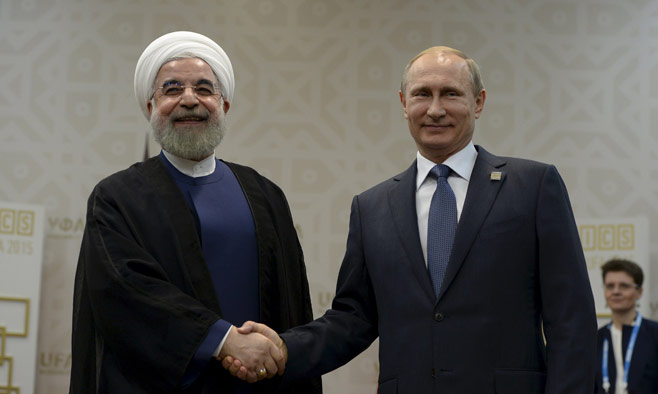 Hasan Rohani-a la izquierda-y Vladimir Putin