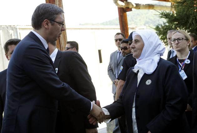 Vucic-a la izquierda-le da la mano a Subasic, la presidenta de la asociación de madres de victimas. Vucic-a la izquierda-le da la mano a Subasic, la presidenta de la asociación de madres de victimas.