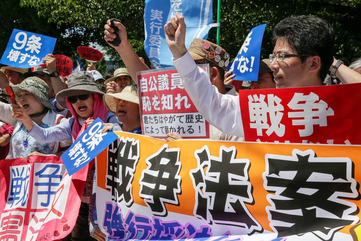 Manifestantes pacifistas en Japón