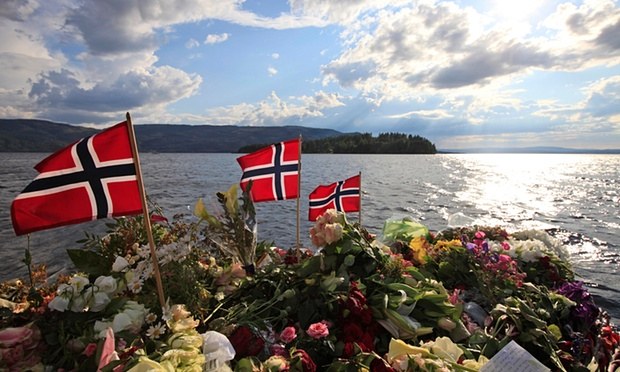 Banderas noruegas y flores en Sundvollen, cerca de la isla de Utøya, donde Anders Behring Breivik mató a 69 personas, cerca de Oslo, Noruega