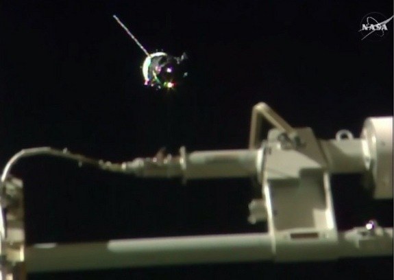 La nave Soyuz, apróximandose, vista desde la estación espacial internacional