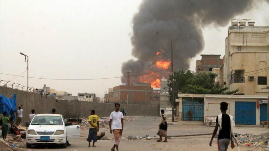 El humo de una explosión por un bombardeo saudí en Yemen