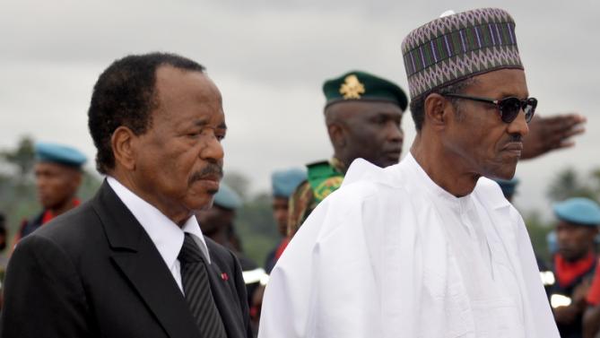 Los presidentes de Camerún, Paul Biye-a la izquierda-y de Nigeria, Muhammad Buhari