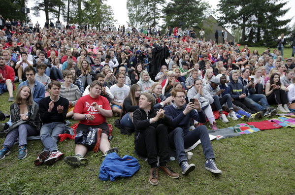 Jóvenes noruegos en Utoya Jóvenes noruegos en Utoya