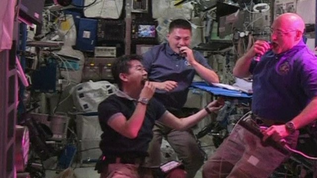 Los astronautas comen la lechuga