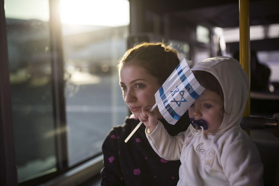 Una inmigrante judía ucraniana llega a Tel Aviv con su hija Una inmigrante judía ucraniana llega a Tel Aviv con su hija