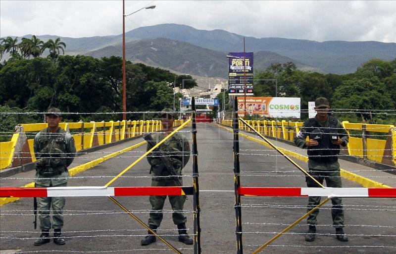 Soldados venezolanos cierran la frontera en el puente entre Cúcuta y San Antonio del Táchira