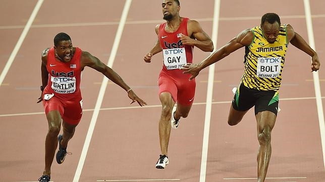 Bolt, a la derecha, al final de la carrera