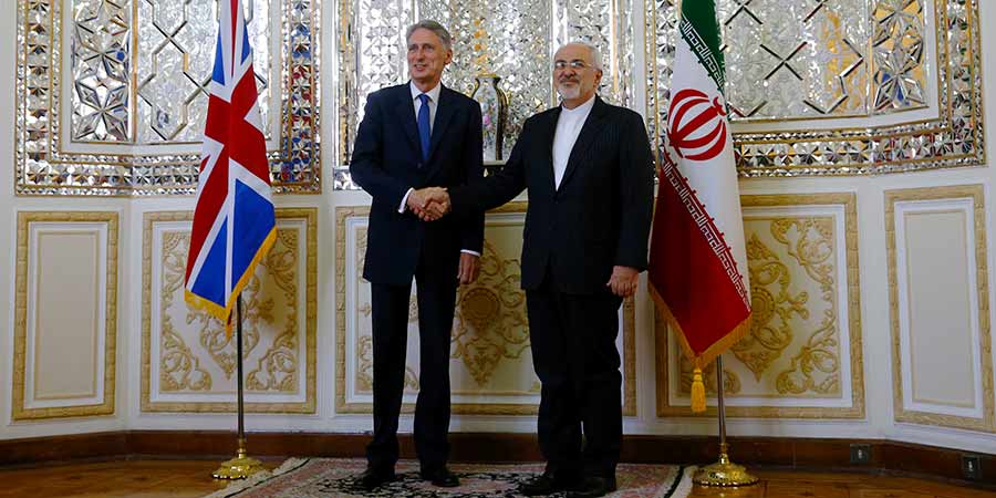 Los ministros de Exteriores británico-Hammond, a la izquierda-e iraní, Zarif.