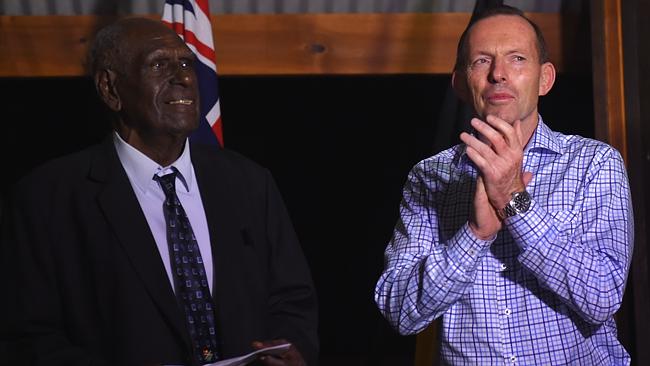 Tony Abbott es recibido por Kaurareg Rolford Nawia al llegar a la isla de Horn