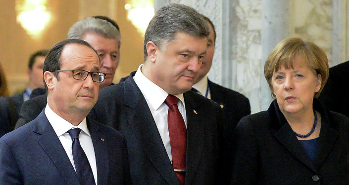 De izquierda a derecha, Hollande, Poroshenko y Merkel