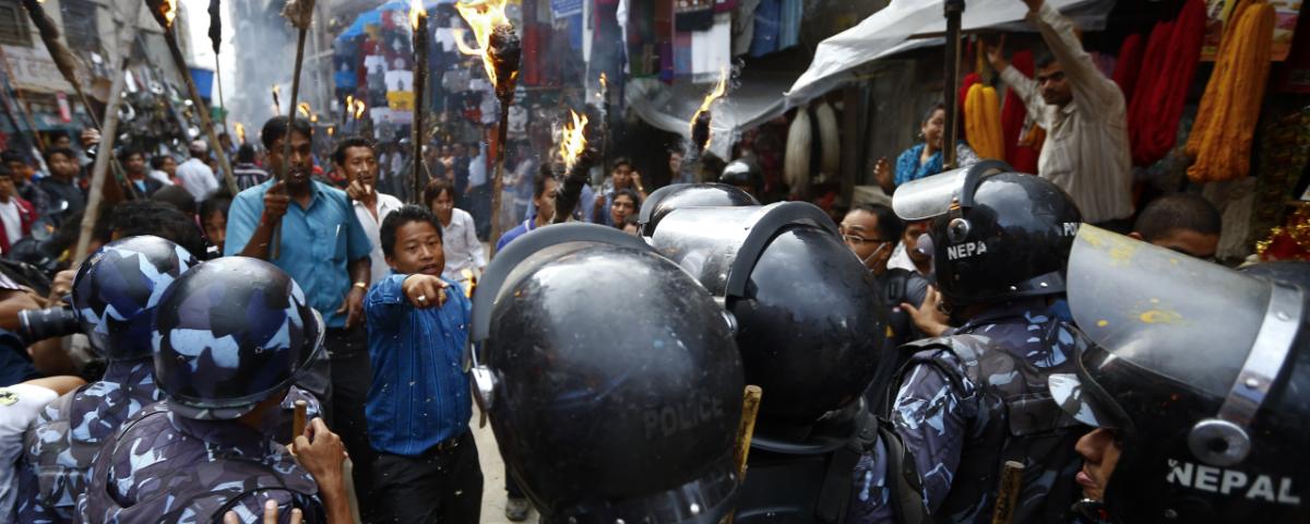 Policías y manifestantes en Nepal