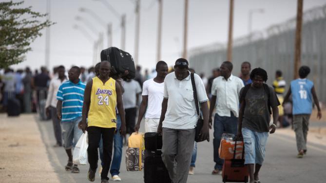 Los inmigrantes africanos saliendo del centro de detención