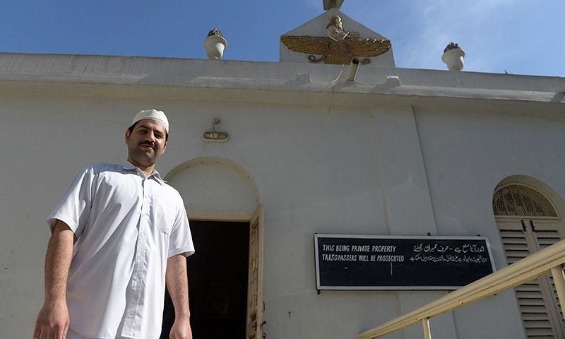 Un sacerdote zoroastriano ante su templo en Karachi