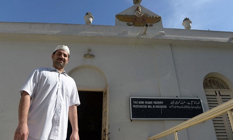 Un sacerdote zoroastriano ante su templo en Karachi Un sacerdote zoroastriano ante su templo en Karachi
